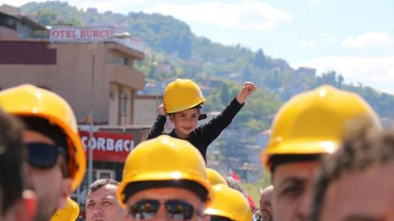 Zonguldaklı işçiler Madenci Anıtı'na yürüdü