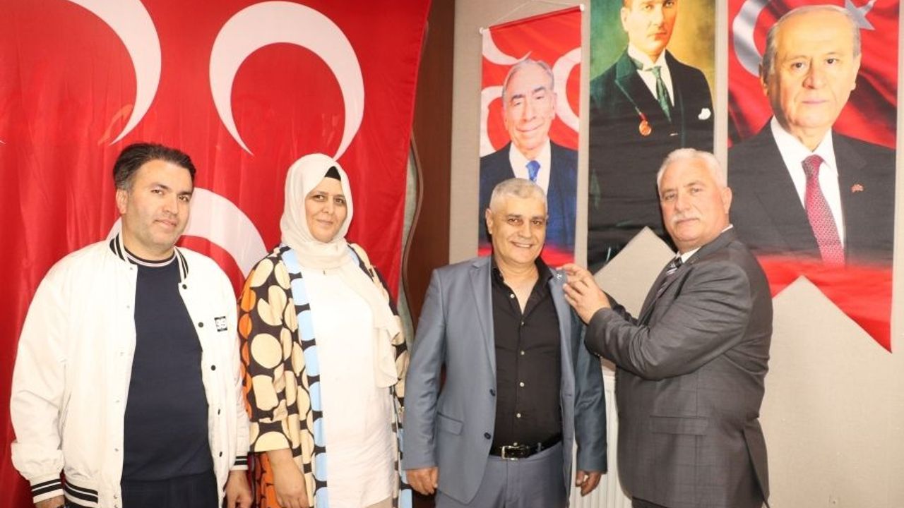 Rozetini ilçe başkanı Rahman Demirtürk taktı
