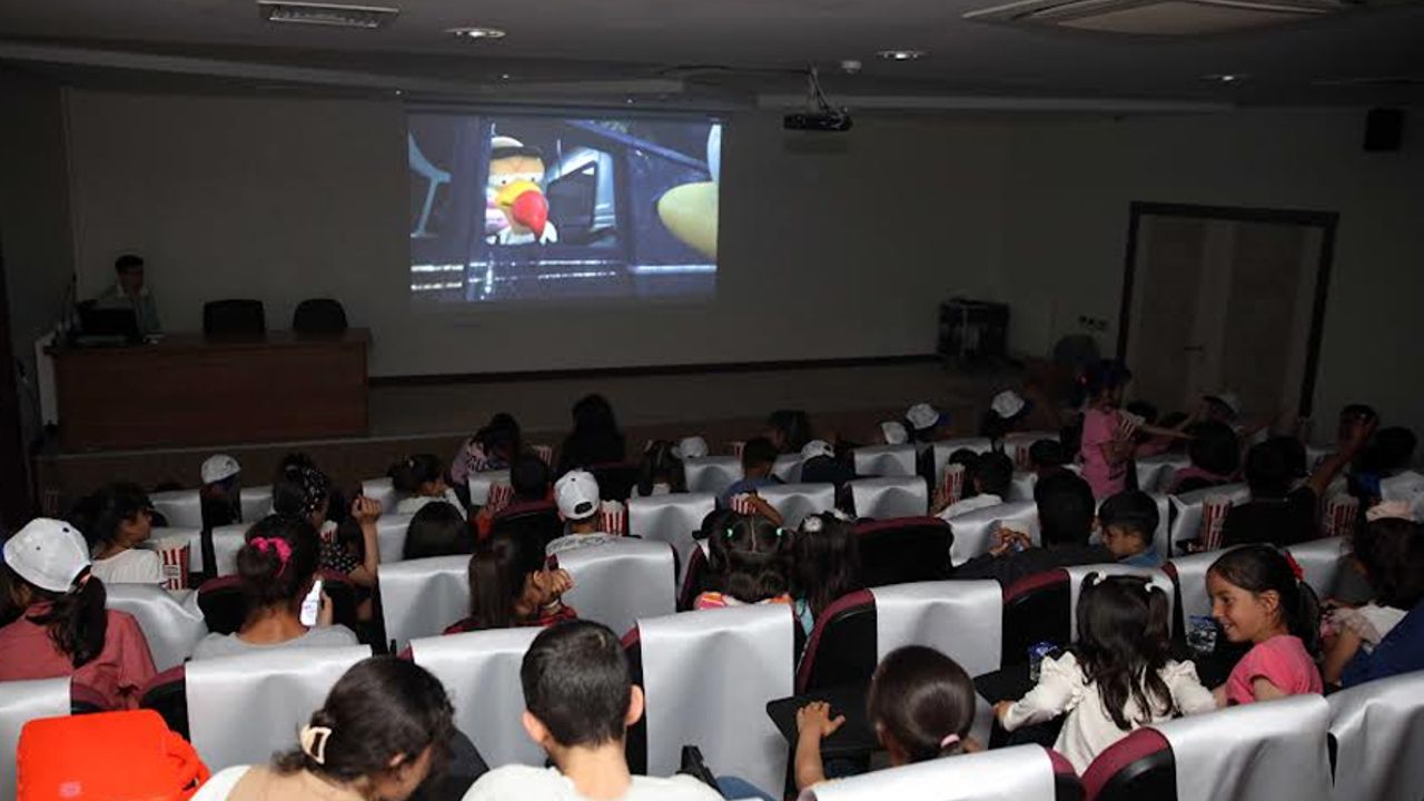 Depremden etkilenen çocuklara sinema şenliği düzenledi