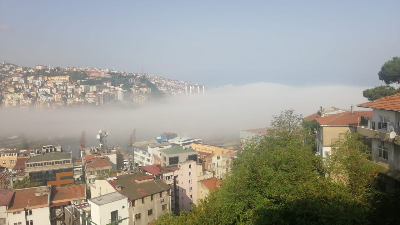 Zonguldak’ta sabah saatlerinde kenti sis kapladı.