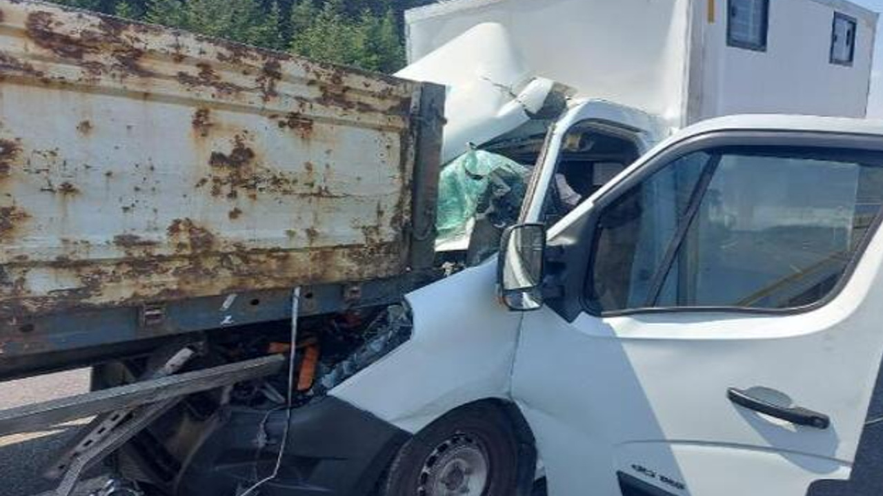 Otoyolda TIR'a çarpan kamyonetin sürücüsü yaralandı