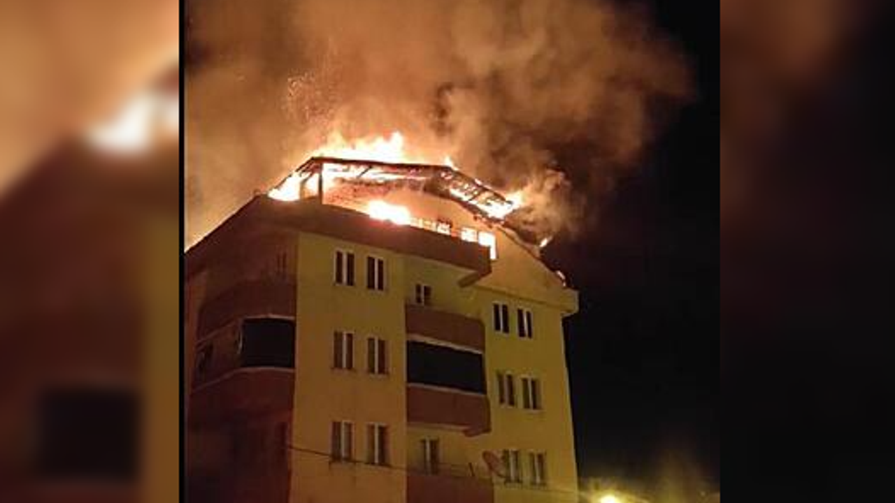5 katlı binada çıkan yangın çatıyı da yaktı