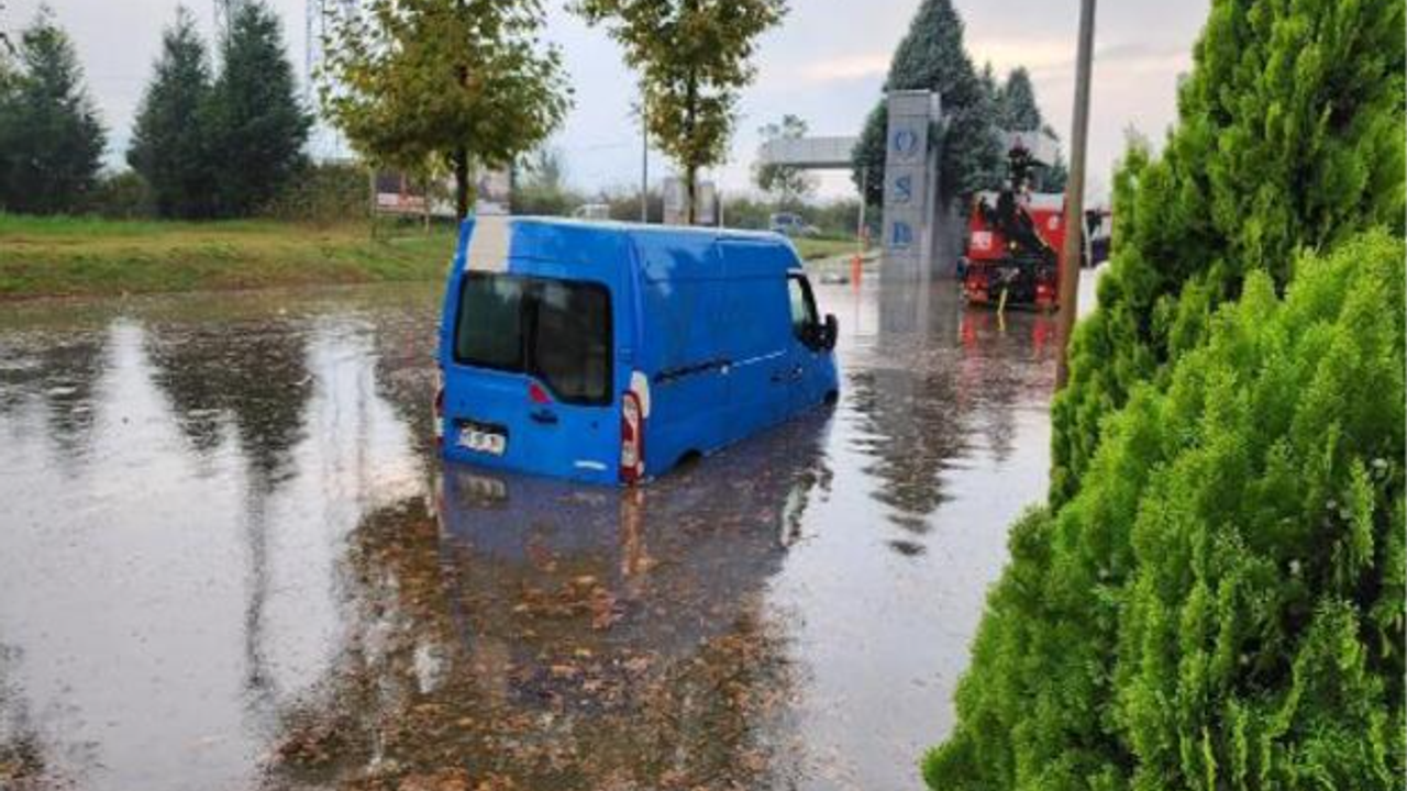 Su birikintisinde minibüs mahsur kaldı !