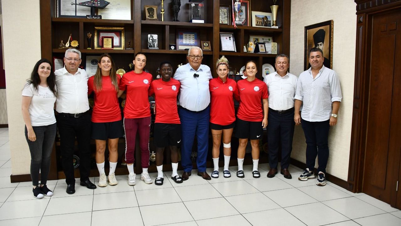 Kdz. Ereğli Belediyespor'un 5 kadın futbolcusundan Başkan'a ziyaret
