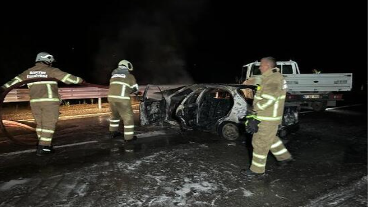 Kamyonetle çarpışan otomobilde yangın çıktı 1 ölü, 2 yaralı
