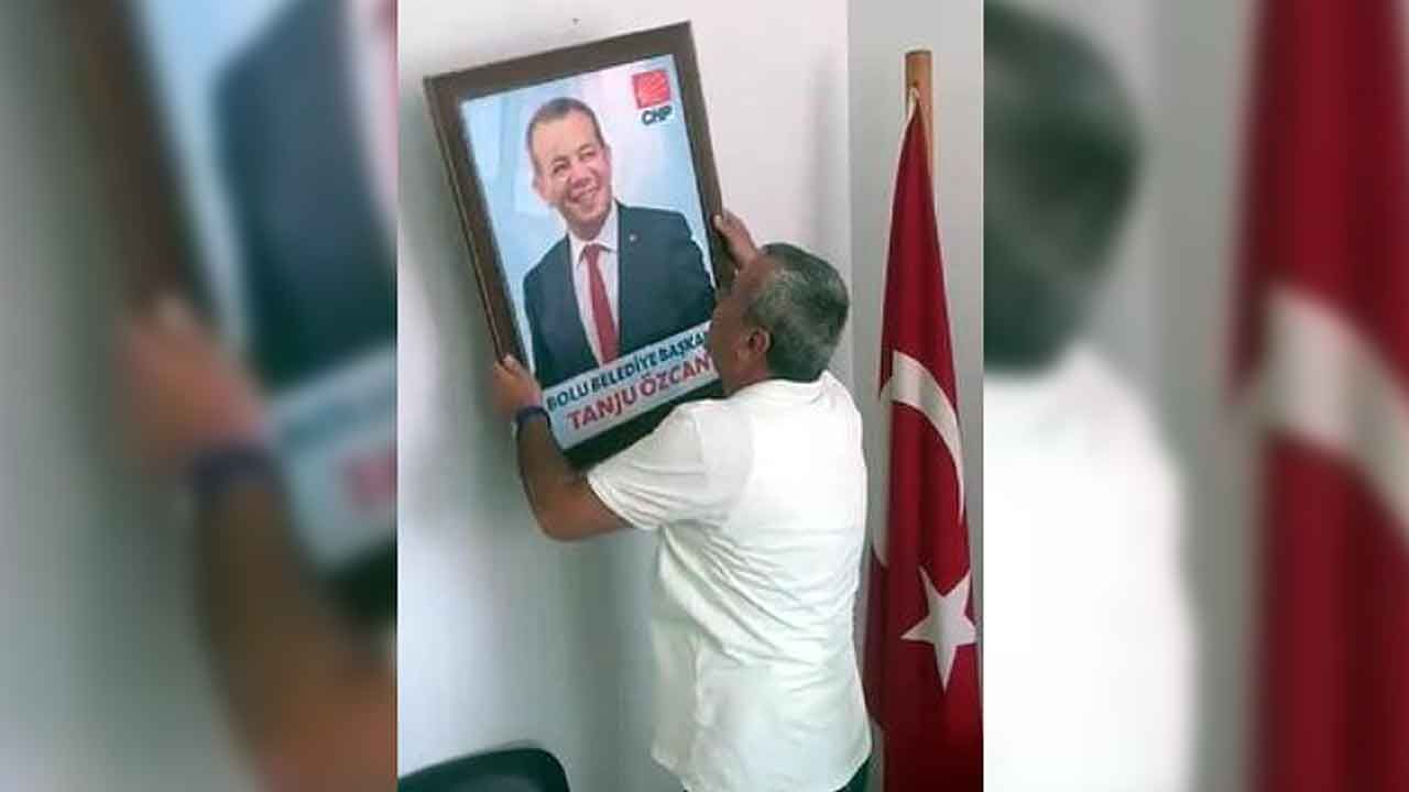 Belediye başkanının resmini çöpe attılar…