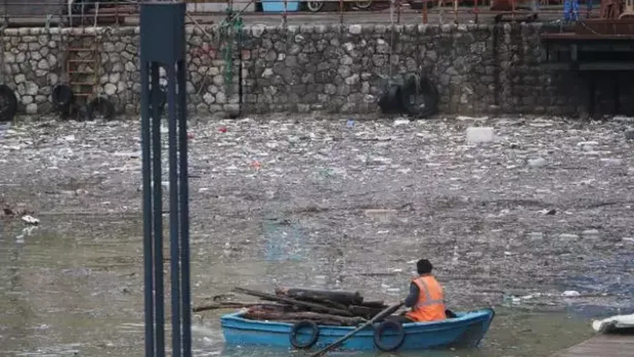 Deniz çamur rengine büründü çöpler limana birikti