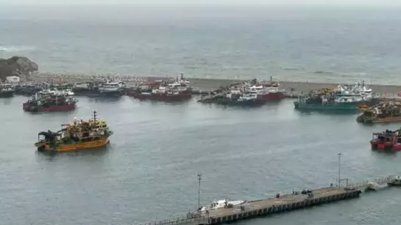 Balıkçılar limana teknelerini çekti