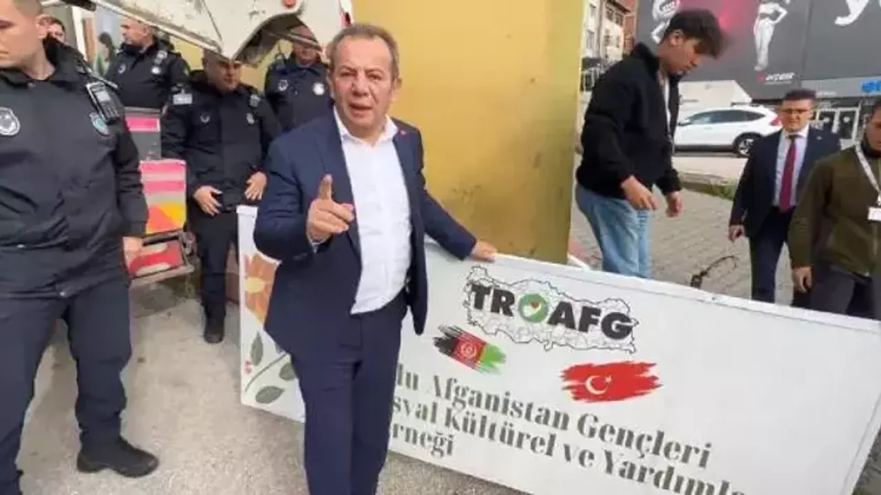 Başkan Tanju Özcan tabelayı söktürdü