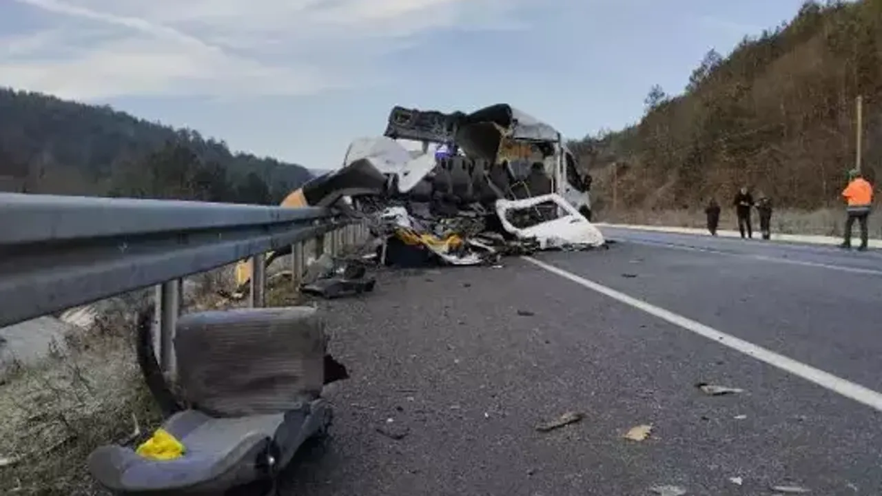 Yem kamyonu yolcu minibüsüne çarptı 1 ölü 4 yaralı