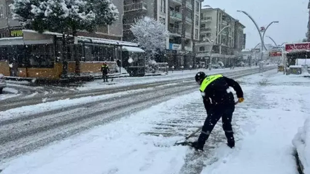 Kar etkili oldu 46 köy yolu ulaşıma kapandı