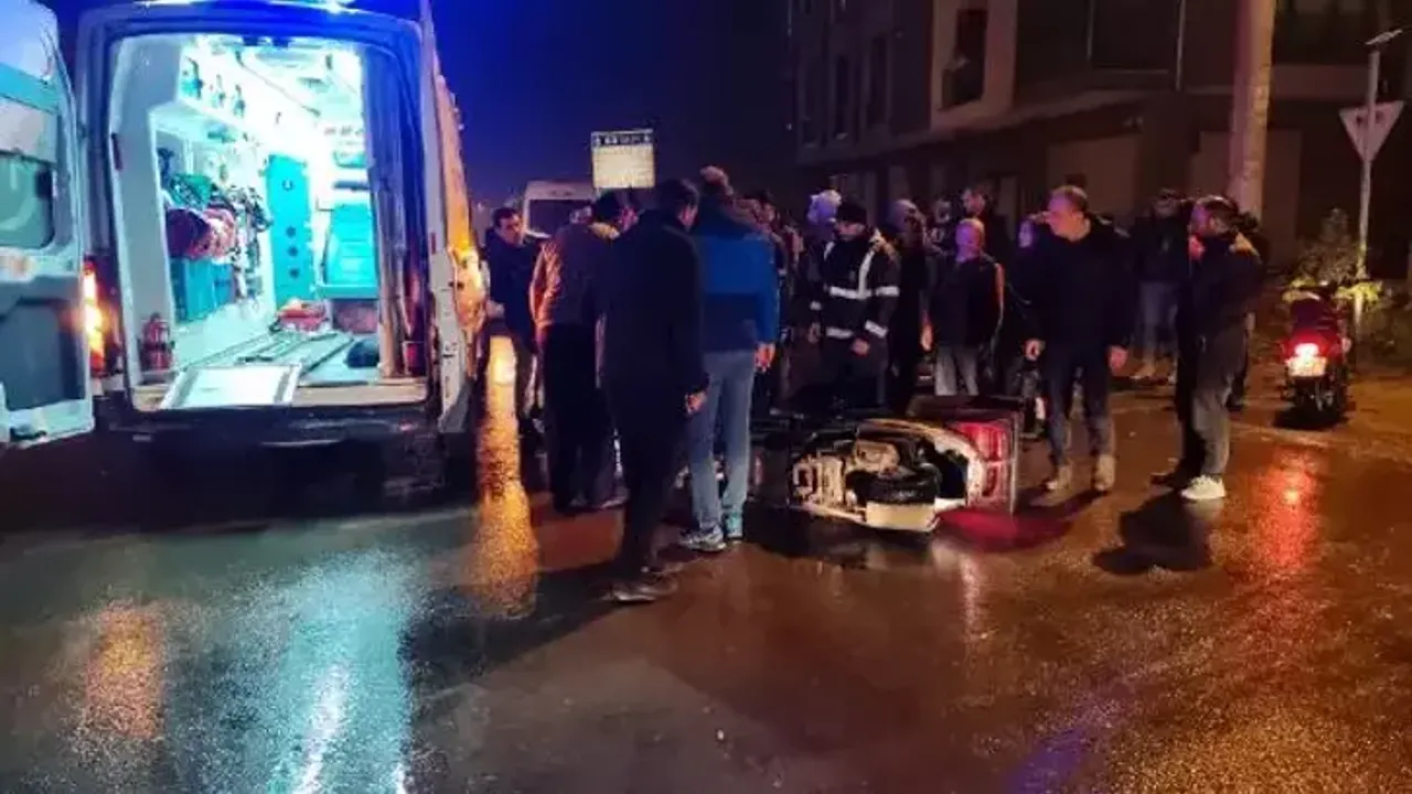 Minibüs motosiklet sürücüsünü yere savurdu