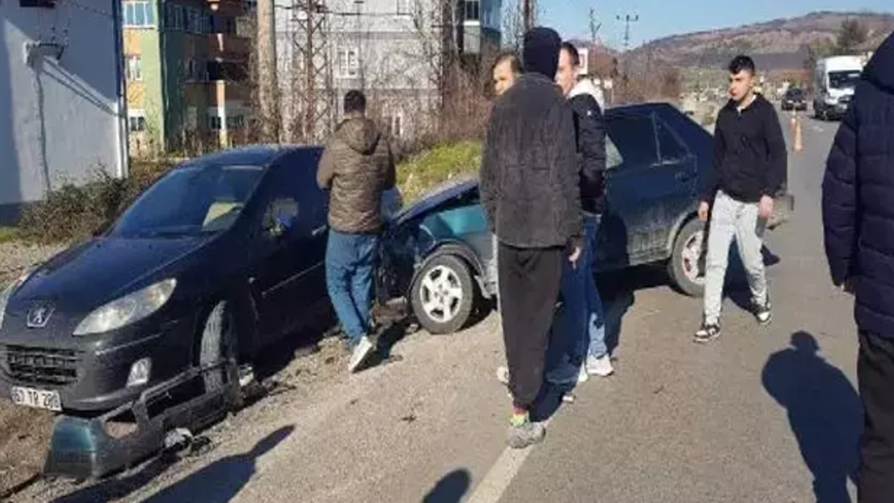 İki otomobilin çarpışması sonucu 3 kişi yaralandı...