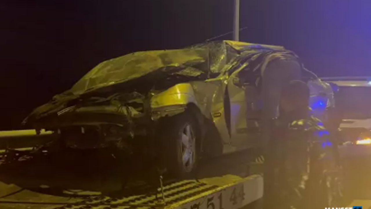 Otomobil bariyerlere çarptı: 1’i ağır 3 yaralı...