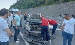 Otomobil bariyerlere çarptı; 1 ölü, 1 yaralı