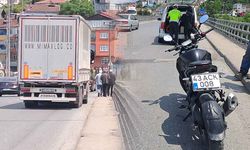 TIR’a çarpmamak için motosikleti yatırdı…