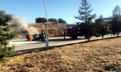 Üniversite kampüsünde, otomobilin motoru yandı