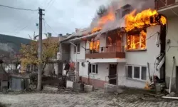 4 dairede yangın binayı alevler sardı