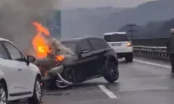 2 otomobil çarpıştı araç yandı sürücü alevler içinde kaldı