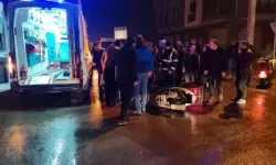 Minibüs motosiklet sürücüsünü yere savurdu