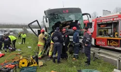 Otobüs bariyerlere çarptı... Feci kazada 17 kişi yaralandı