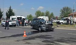 Hafif ticari araca otomobil çarptı: 3 yaralı