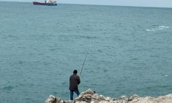 Soğuk havalara rağmen amatör balıkçılar limanda...