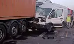 Minibüs iki TIR'a çarptı... Feci kazada 1 yaralı