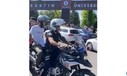 Öğrencileri sınava motosikletli trafik polisleri yetiştirdi
