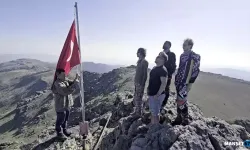 Zirvedeki yıpranmış Türk bayrağını değiştirdiler...
