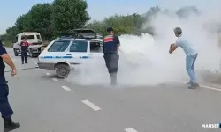 Kaza sonrası otomobil yanmaya başladı, jandarma söndürdü...