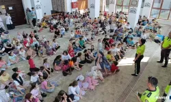 Camiye giden çocuklara trafik eğitimi ve dondurma ikramı