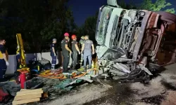 TIR dehşet saçtı... Otomobil üzerine devrildi...