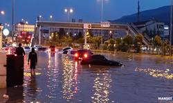 Cadde ve sokaklar suyla doldu, araçlar yolda kaldı...