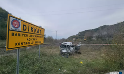 Kapalı bariyerden geçmeye çalıştı... Takla atarak sürüklendi