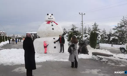 5 metre yüksekliğinde dev kardan adam...