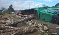 Tomruk yüklü kamyon devrildi... 2 kişi öldü...