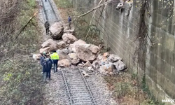 Heyelan nedeniyle demir yolu ulaşıma kapandı...