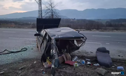 İkiye bölünen otomobilden yaralanmadan kurtuldu...