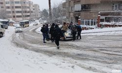 Araçlar üzerine oturarak ilerlemelerini sağladılar