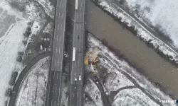 TIR ile Karayolları aracı köprüden uçtu: 2 ölü