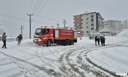 Deniz suyu ile karlı yolları yıkadılar...