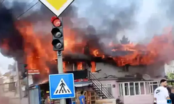 2 katlı bina ve bakkal alev alev yandı...