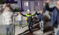 Düğün merasiminde ısrarları kıramadı... Halay çekti...