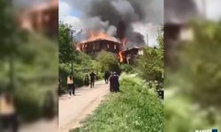 Cami ve 2 ev yanarak küle döndü...
