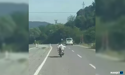 Yüzüstü uzanarak motosiklet kullandı...