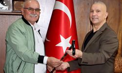 Kendi yaptığı bastonu Demir'e hediye etti...