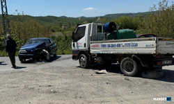 Kamyonete çarptı, otomobil parçalandı…