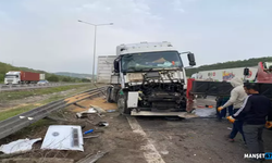 Buğday yüklü TIR bariyerlere devrildi...