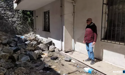 Duvar çöktü... Yolda obruk oluştu...